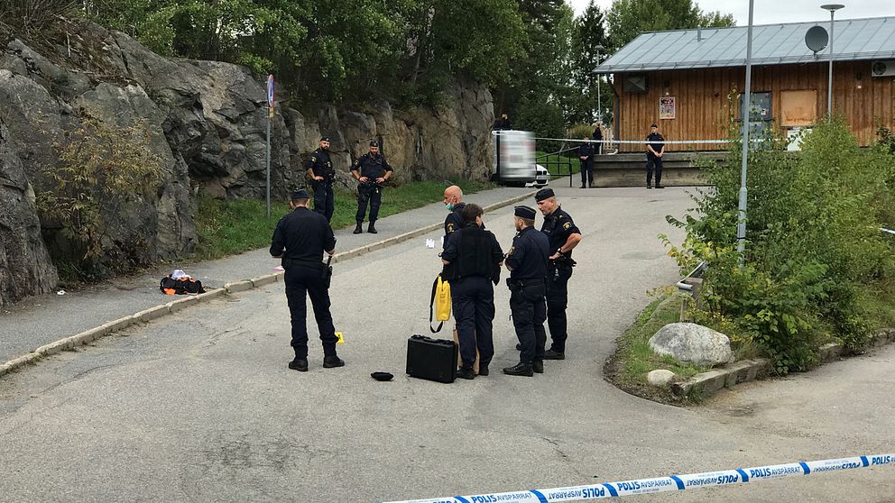 Polis och tekniker i Tumba efter att en man skottskadats.