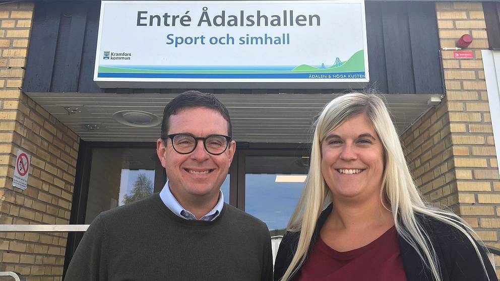 Patrik Asplund fritidschef och Sofie Wallbom fastighetssamordnare utanför Ådalshallen i Kramfors