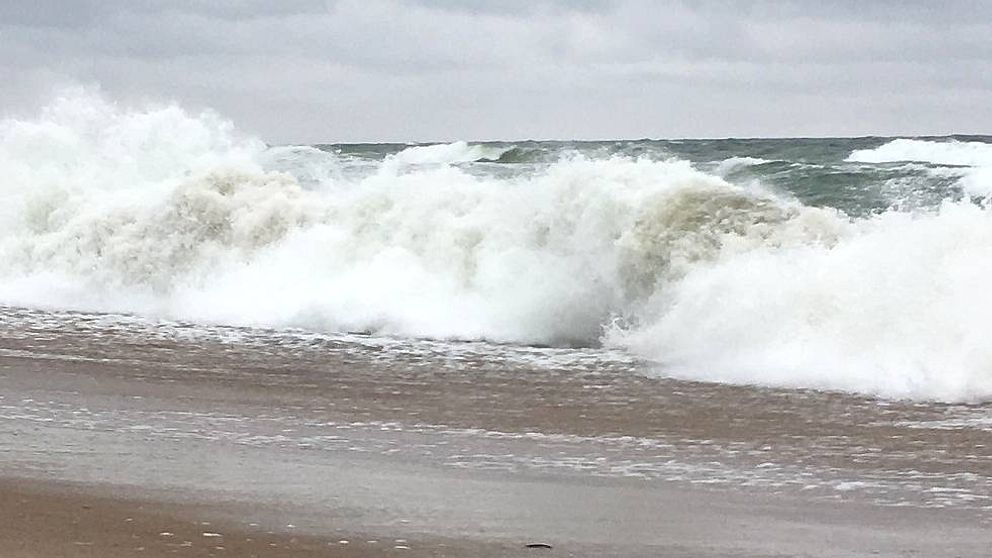 Vinden gör att vågorna blir för stora för att angöra med båt.