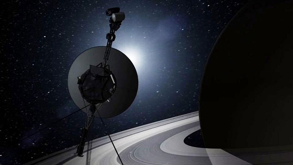 En konstnärs tolkning av Voyager på väg förbi Saturnus