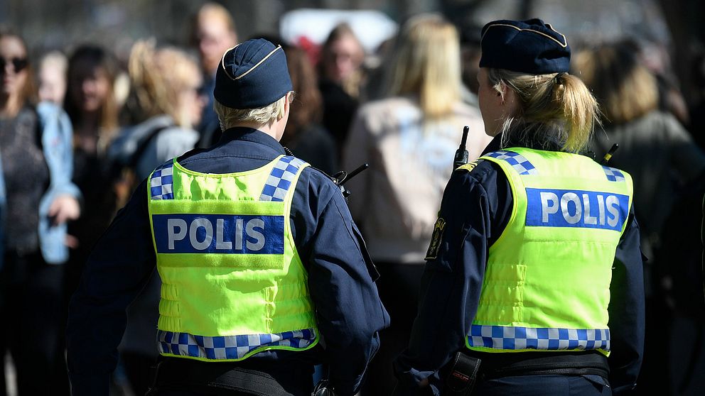 Poliser patrullerar