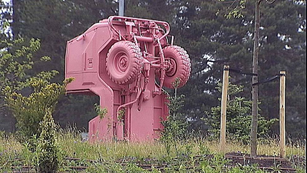 en jeep som står på fronten, hela bilen täckt av rosa färg