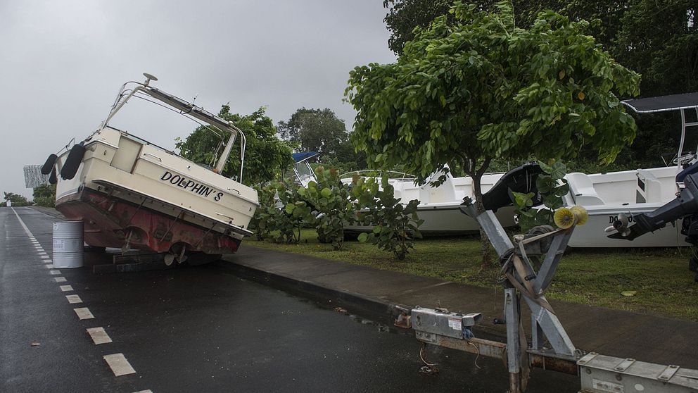 Båtar har hamnat på torra land i Pointe-a-Pitre i Guadeloupe.