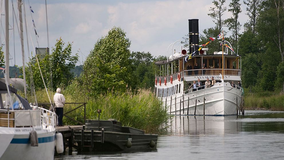 Kanalbåten ”Nya Skärgården” närmar sig slussen i Borensberg i Göta Kanal