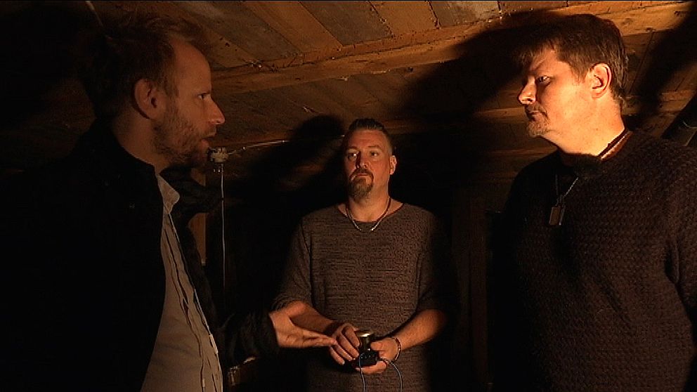Marcus Zimmerman och Tom Gade Olausson visar SVT:s reporter vad de anser vara en hemsökt källare.