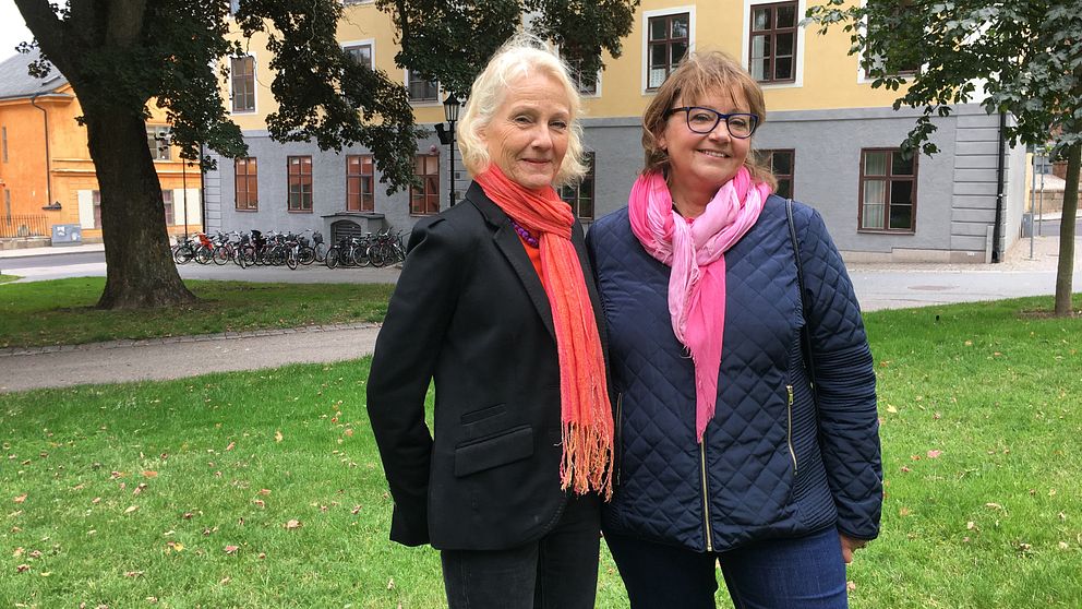 Auktoriserade Uppsalaguiderna Ingrid Persson och Lena Ahlström framför Ekermanska huset, där Uppsalas prostituerade registererades.