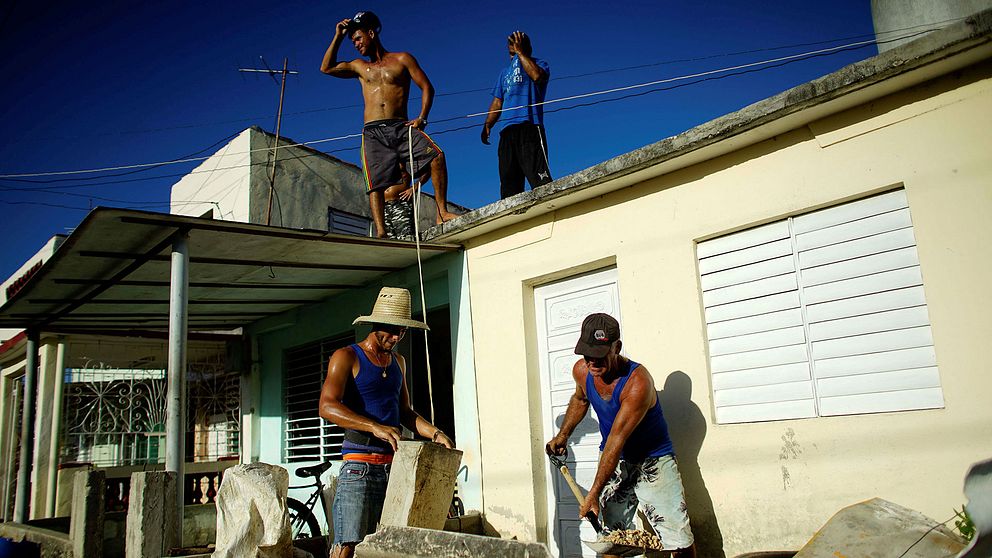 Kubaner förbereder sig för orkanen Irmas ankomst genom att lägga sandsäckar på taket.