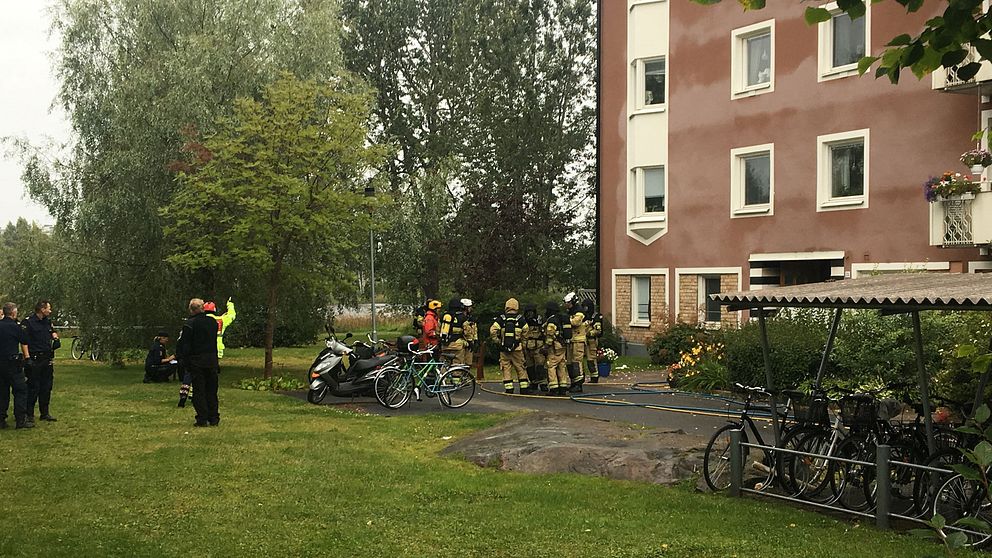 Räddningstjänst och polis utanför hyreshus i Luleå