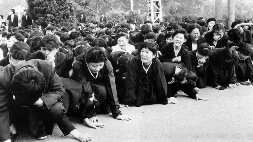Uppradade kvinnor i Pyongyang sörjer ledaren Kim Il Sung efter hans död 1994.