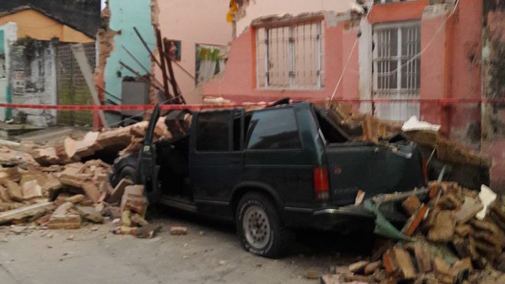 En förstörd bil i de centrala delarna av Tonalá i delstaten Chiapas.