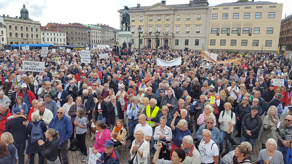 Motståndare mot Västlänken samlade på Gustaf Adolfs torg