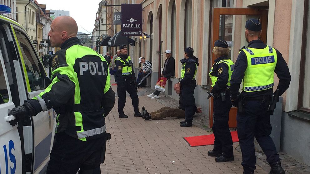 Fem personer omhändertogs under ett bråk i samband med Prideparaden i Kalmar. En man är gripen misstänkt för våld mot tjänsteman.
