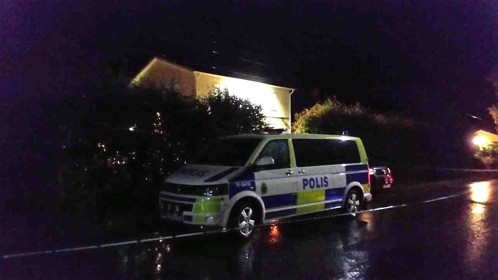En polisbil står intill lokalen i Gäddvik, 1 mil utanför Luleå.