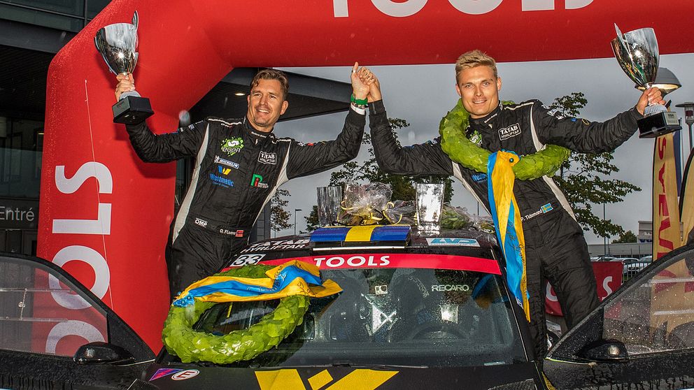 Postus Tidemand och Jonas ANdersson står vid sin bil, efter vinst i rally-SM