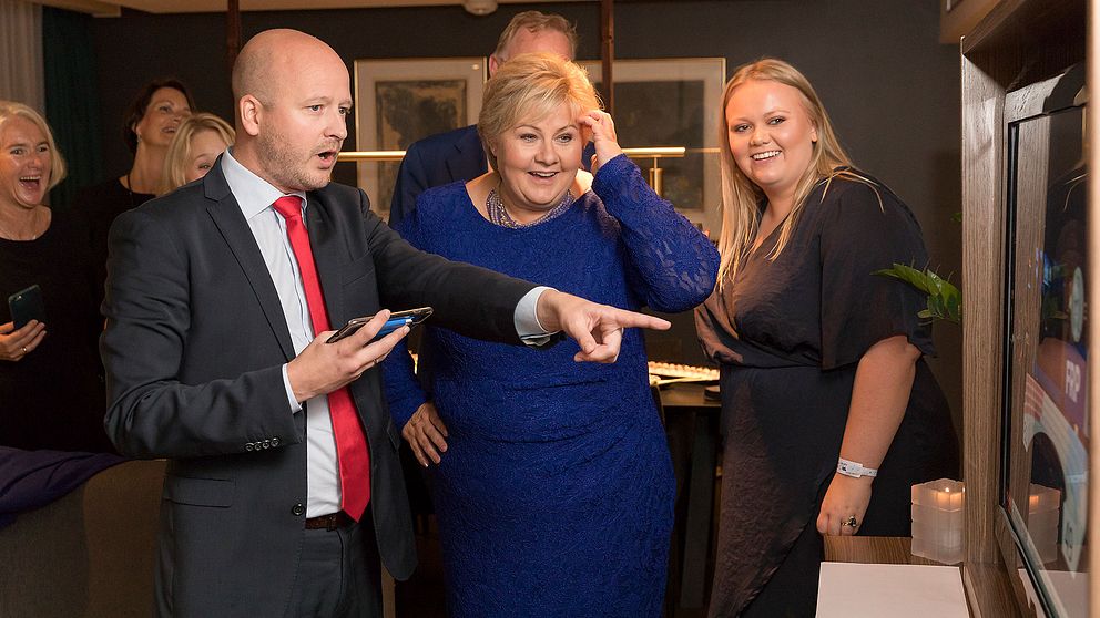 Statsminister Erna Solberg (Høyre) jublar över den första valprognosen