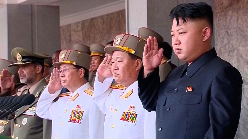 Nordkoreas ledare Kim Jong-un vid en militärparad. Arkivfoto.