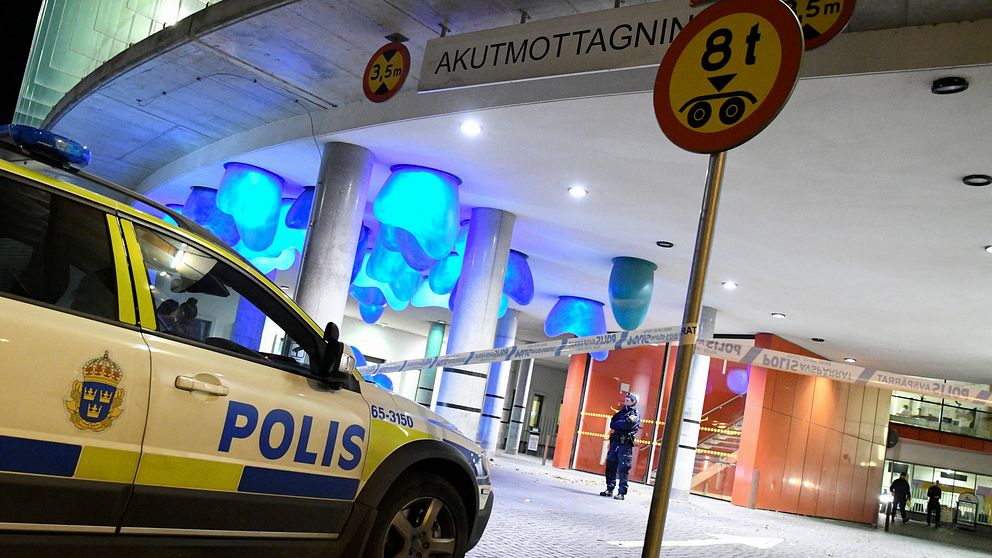 Polisen har spärrat av akuten i Malmö efter att en skottskadad kommit in.