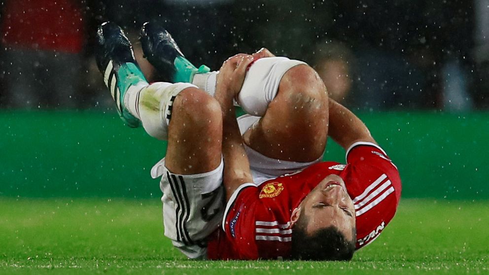 170 912, Fotboll, Champions League Soccer Football – Champions League – Manchester United vs FC Basel – Old Trafford, Manchester, Britain – September 12, 2017 Manchester United's Henrikh Mkhitaryan reacts after sustaining an injury Action Images via Reuters/Jason Cairnduff