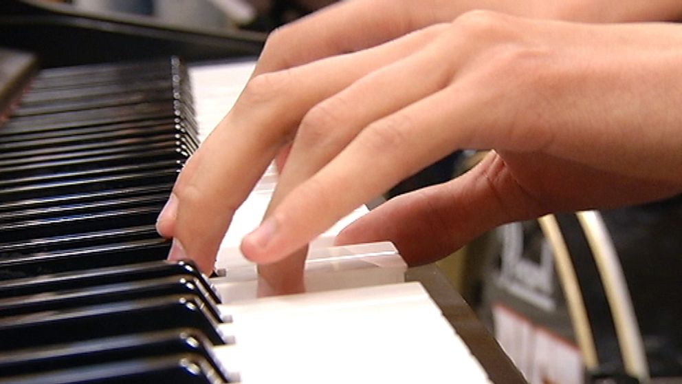 Fingrar som spelar piano