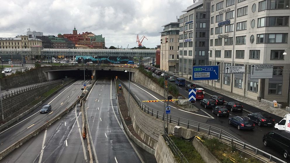 Reparationerna i Götatunneln skapar långa köer i centrala Göteborg under onsdagsförmiddagen.