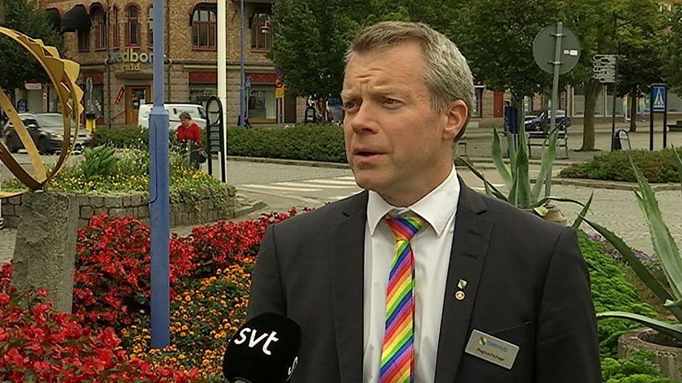 Magnus Färjhage i kostym med regnbågsfärgad slips