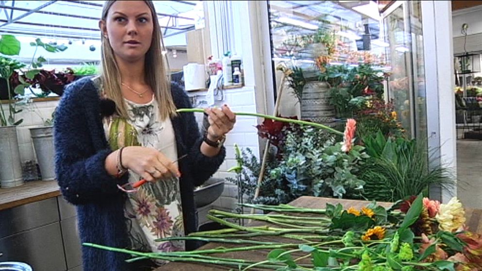 Floristen Olivia Jerneholt vet hur du tar hand om blombuketten på bästa sätt.