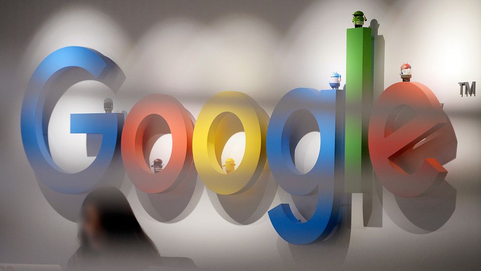 Google-logga ses genom persienner.
