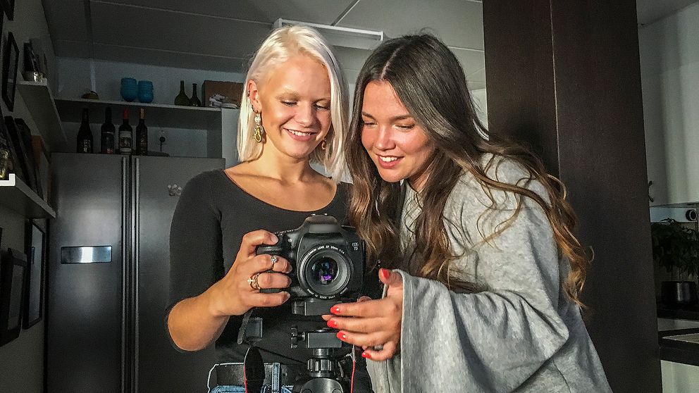 Magda Lindblom och Amanda Nilsson, Hudiksvall, tittar i kameran de ofta använder när de skapar sina korta skräckfilmer.