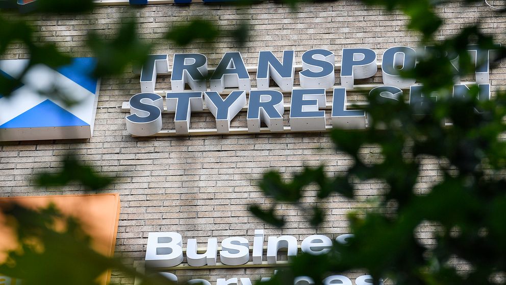 Transportstyrelsens logo på husvägg i brunt tegel