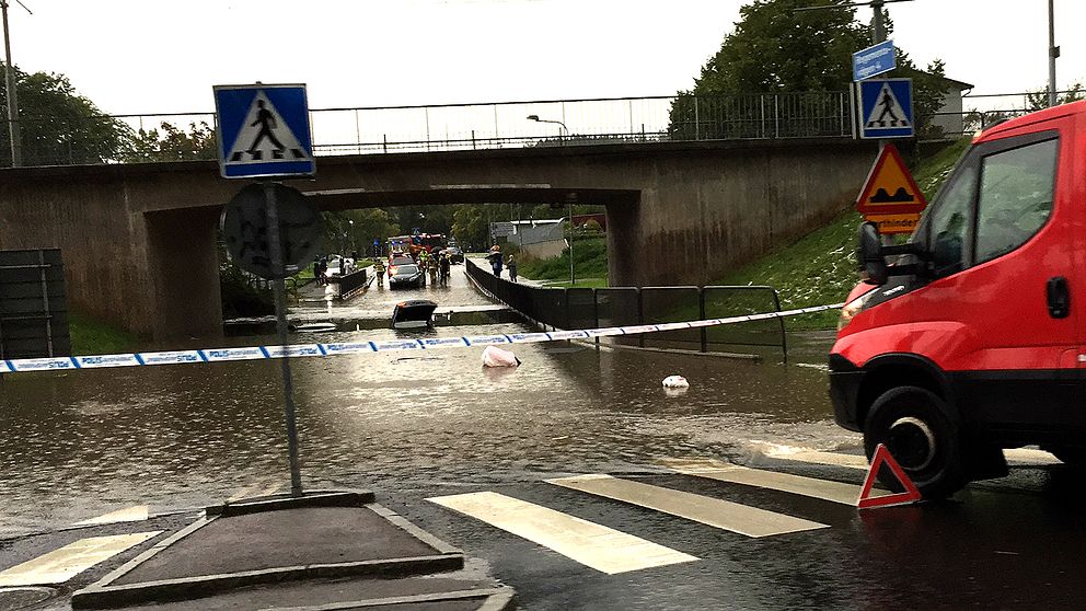 En bil fastnade under en viadukt i Kviberg.