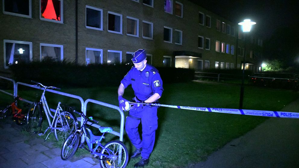 Polis spärrar av på Ramels väg i Malmö, efter en skjutning.
