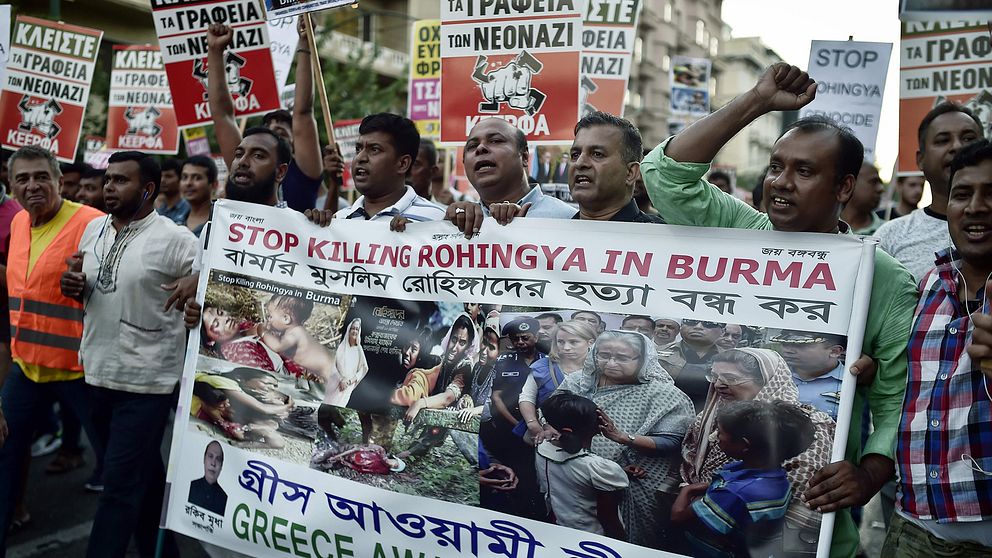 Under lördagen demonstrerade migranter från Bangladesh och Pakistan tillsammans med greker i Aten mot att rohingyer dödas i Burma.