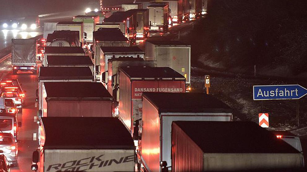 Arkivbild från Autobahn. Flera lastbilar står i kö.