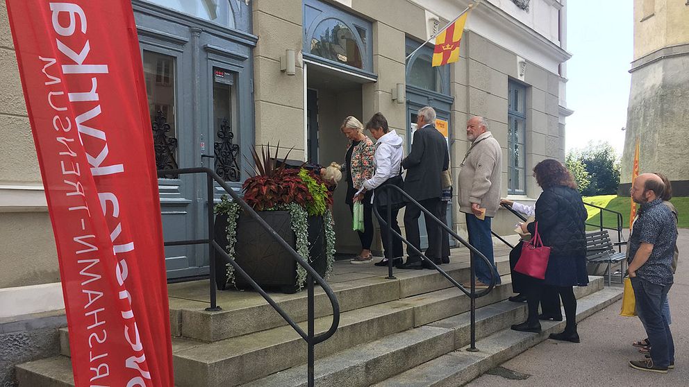 Det var kö in till vallokalen i Karlshamn på söndagsförmiddagen.
