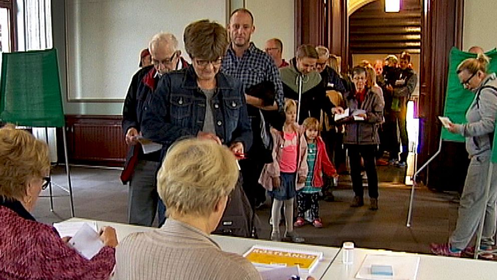 Långa köer för att rösta i kyrkovalet. Här i centrala Sundsvall, i Kyrkans hus vid GA-kyrkan. Kön sträckte sig ända ut i trappan. Många rapporter utifrån landet talar om ett rekorddeltagande.