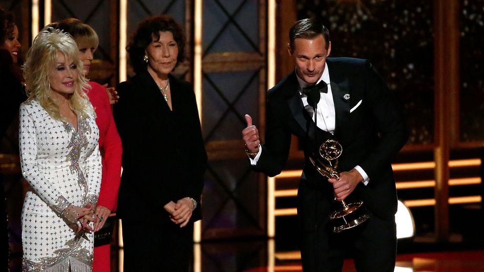 Alexander Skarsgård mottar sitt pris för bästa manliga biroll i en miniserie eller tv-film på Emmy-galan.