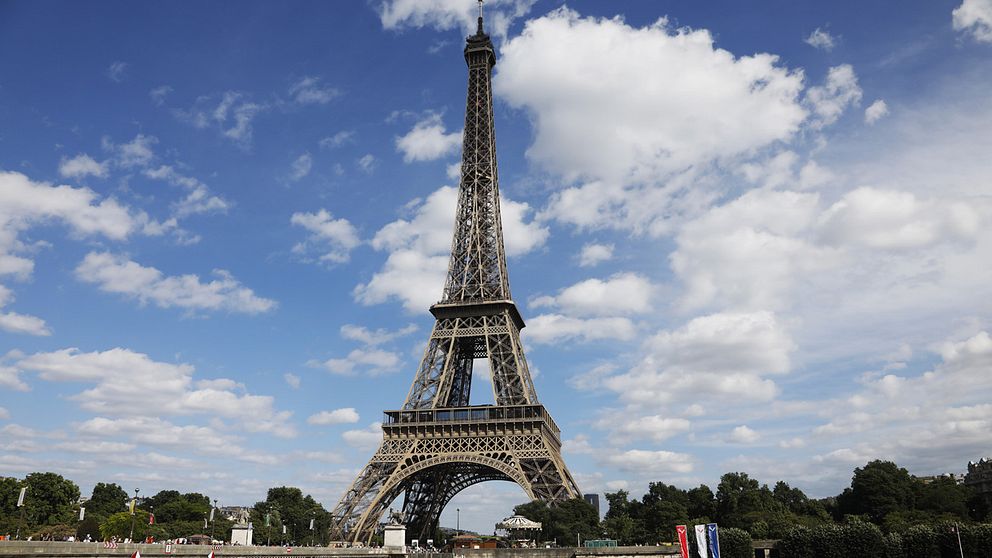 Gården kring Eiffeltornet ska omgärdas av en två och en halv meter skottsäker glasmur. Arkivbild.