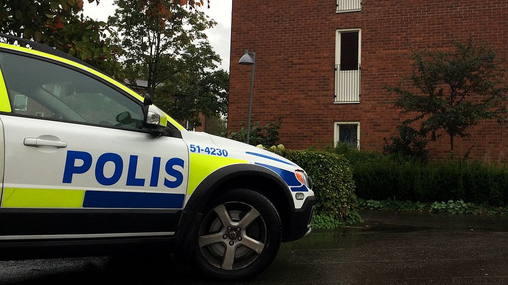 En explosion krossade ett fönster i Biskopsgården under måndagskvällen.