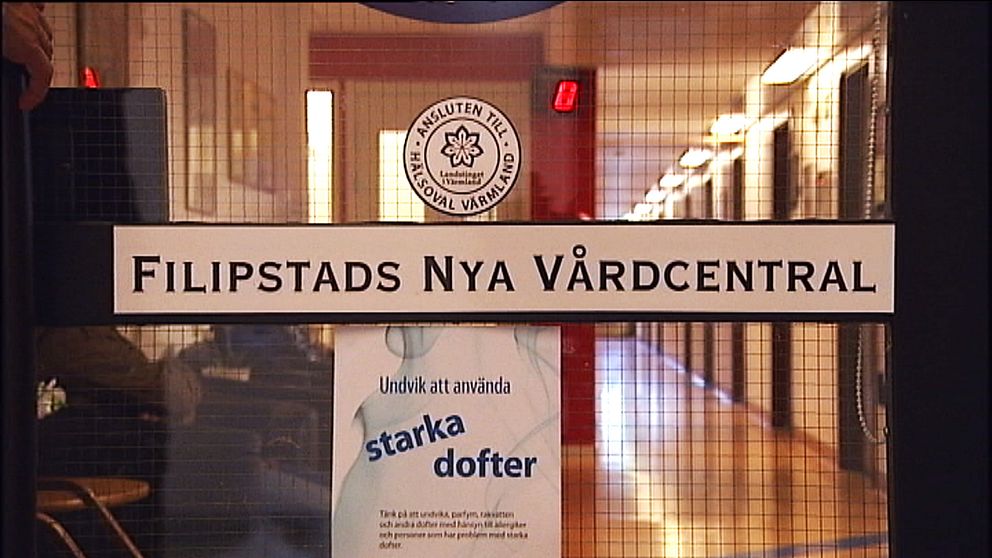 Ingången till Filipstads nya vårdcentral. En skylt om ”starka dofter” syns under vårdcentralens namn