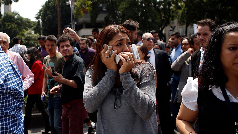 Människor har flytt ut ur en kontorsbyggnad i Mexico City.