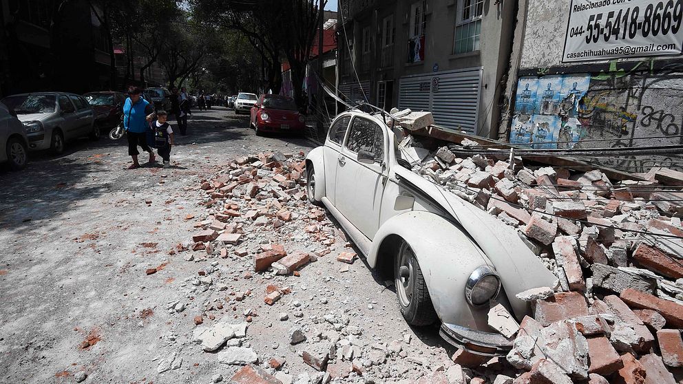 En bil har blivit förstörd under rasmassorna i Mexico City.