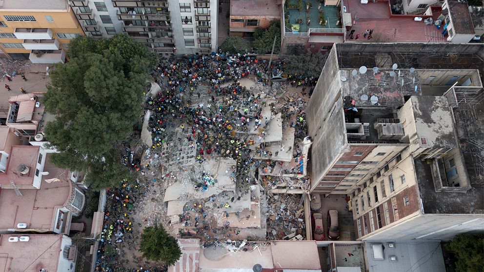 Volontärer och räddningspersonal söker efter personer som klämts fast efter kollapsen av en byggnad i kvarteret Del Valle i miljonstaden Mexico City.