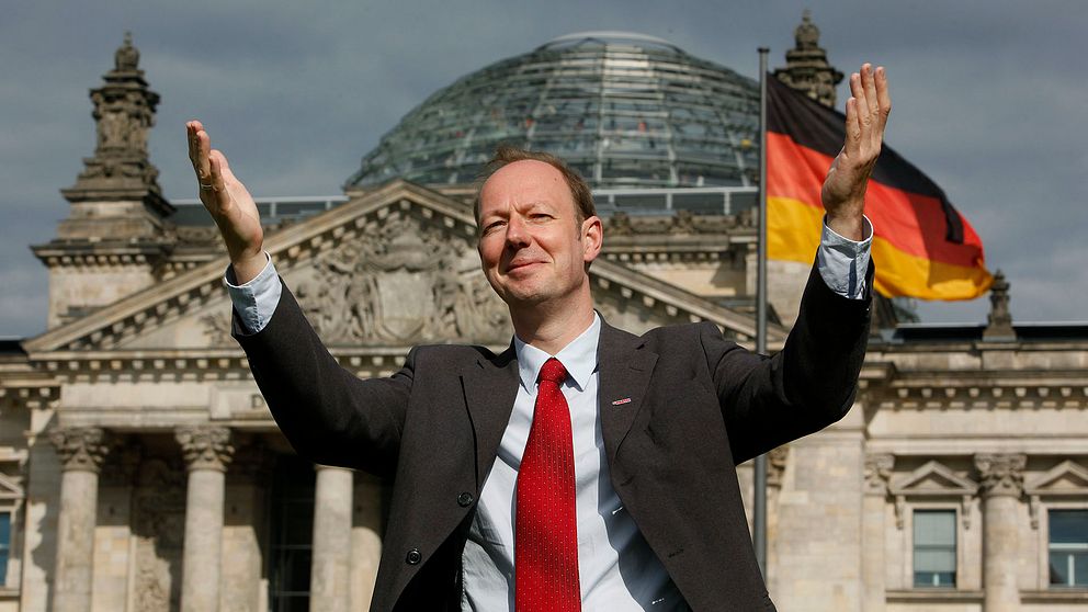 Die Parteis Martin Sonneborn framför den tyska riksdagen.