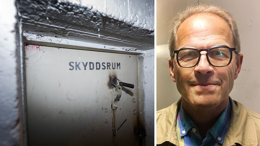 Skyddsrumsdörr omgiven av vitamålade betongväggar samnt ett infällt porträtt på Anders Mellin. En man i 65-årsåldern med mörka glasögonbågar.