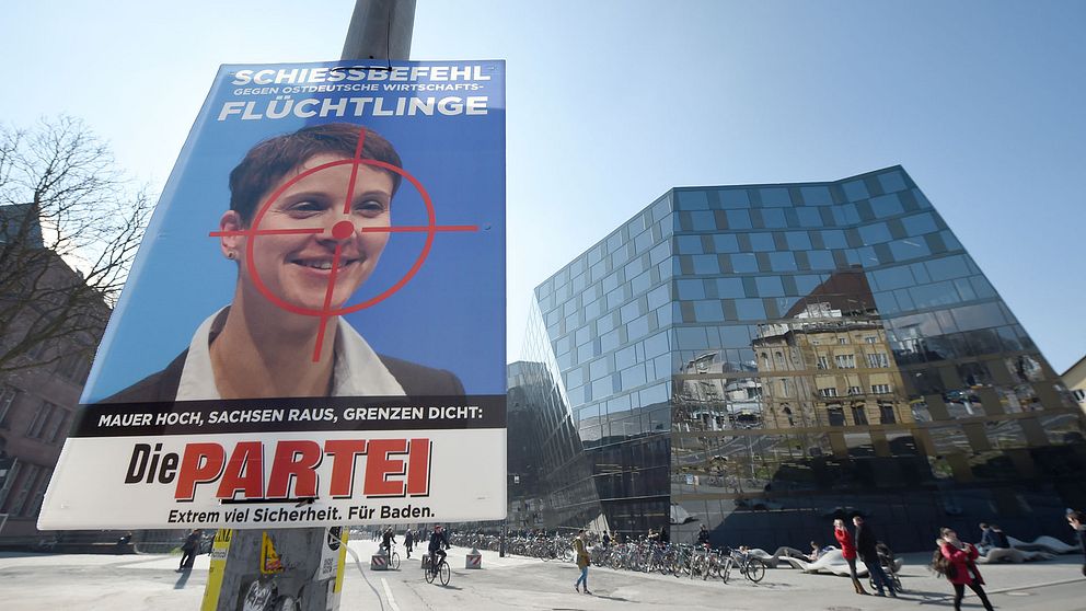 På en av Die Parteis valaffischer i år är främlingsfientliga AFD:s partiledare Frauke Petry avbildad med orden ”Order om att skjuta mot östtyska ekonomiska flyktingar”.