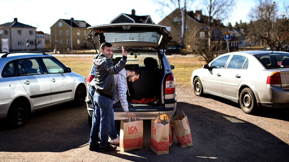 Mohammed och Hussein hämtar var sitt familje kit med matkassar att ta med hem till sina familjer. Matkassar delas ut till migranter i Hultsfred som är ett led i att hjälpa de migranter som kommit till kommunen. De har inget med det specifika domslutet att göra.