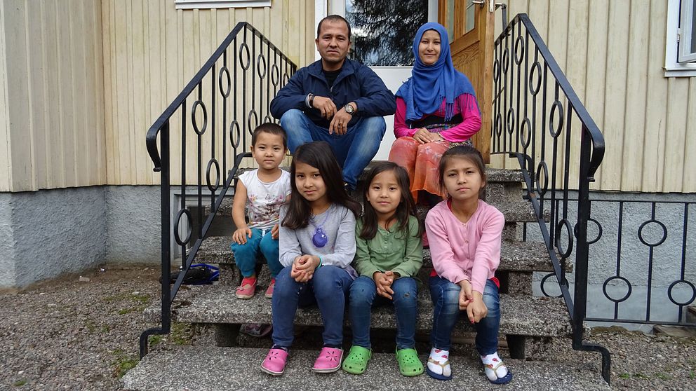 Aziz Akberi från Afghanistan bor tillsammans med sin fru och fem döttrar i Björnhammaren i väntan på asylbesked.