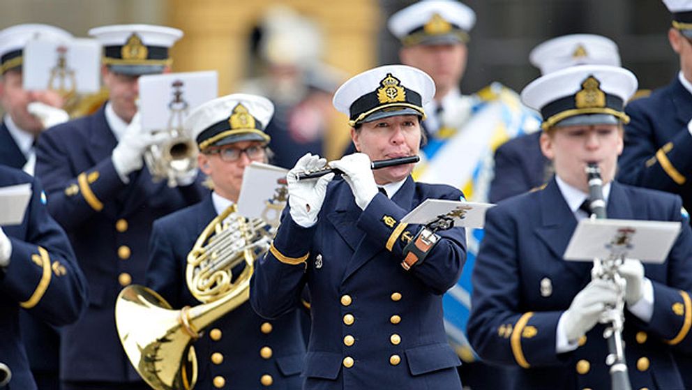 Marinens musikkår spelar och marcherar vid kungens födelsedag i år.