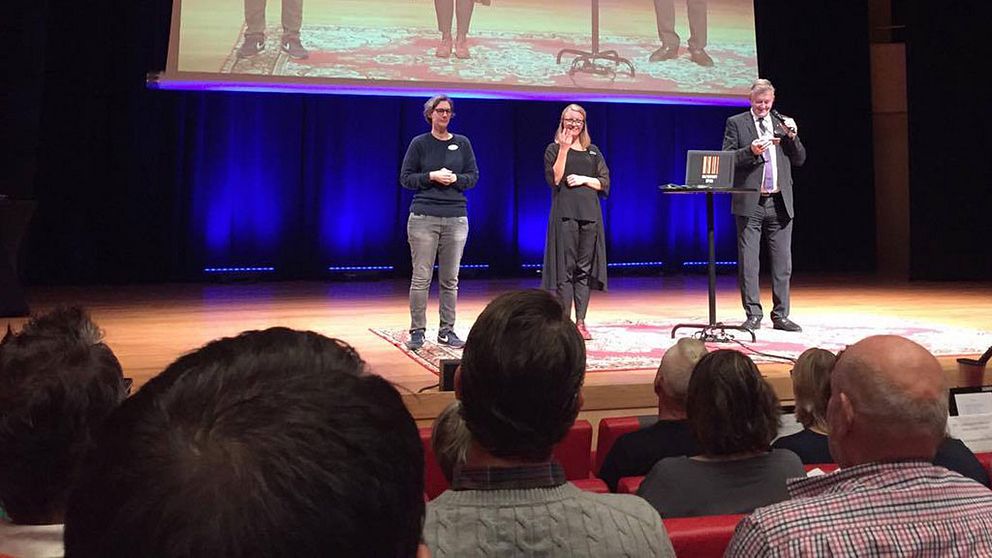 Jönköpings kommunstyrelsens ordförande Anders Hulesjö hälsar välkomna till staden