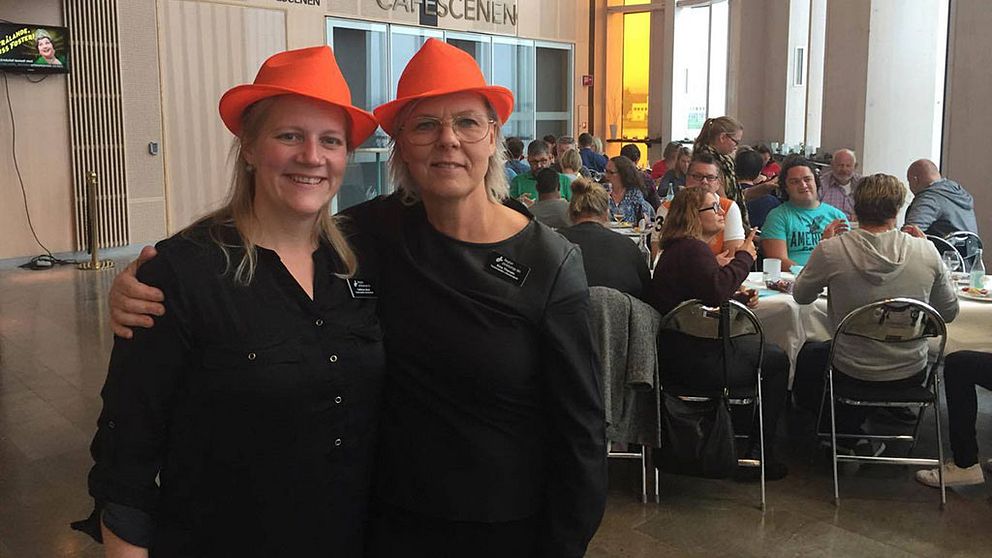 Cathrine West och Kina Thorsén som hjälpte till vid lunchen hade härliga hattar